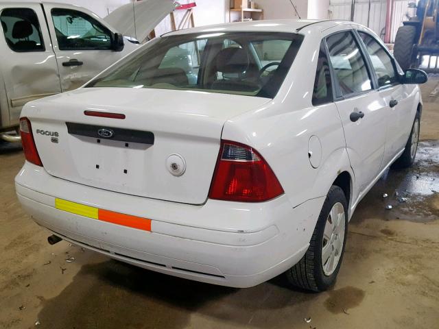 1FAHP34N57W331031 - 2007 FORD FOCUS ZX4 WHITE photo 4