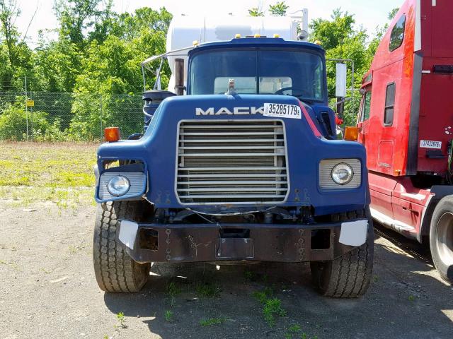 1M2B209C03M029300 - 2003 MACK 600 DM600 BLUE photo 9