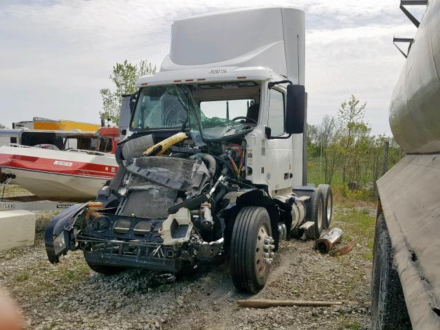 4V4NC9EG0FN927118 - 2015 VOLVO VN VNL WHITE photo 2