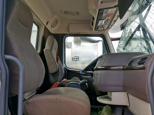 4V4NC9EG0FN927118 - 2015 VOLVO VN VNL WHITE photo 5