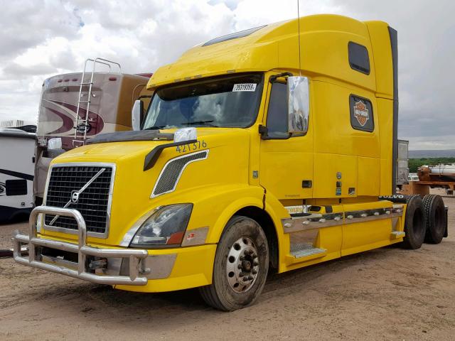 4V4NC9EJ7EN170101 - 2014 VOLVO VN VNL YELLOW photo 2