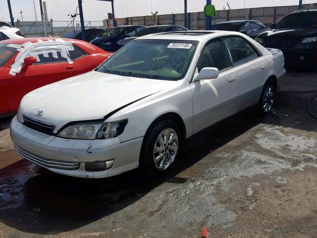 JT8BF28G1Y5082449 - 2000 LEXUS ES 300 WHITE photo 2