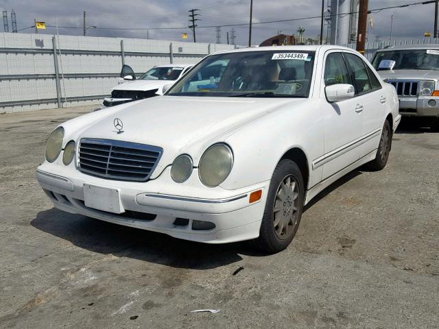 WDBJF65J1YA973609 - 2000 MERCEDES-BENZ E 320 WHITE photo 2