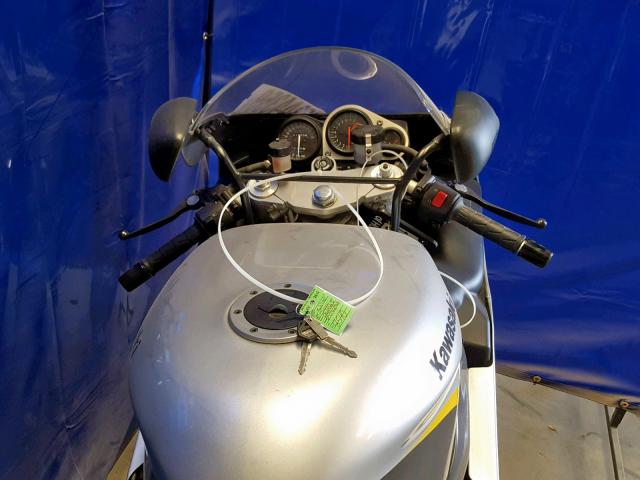 JKAZXDP112A058540 - 2002 KAWASAKI ZX750 P SILVER photo 5