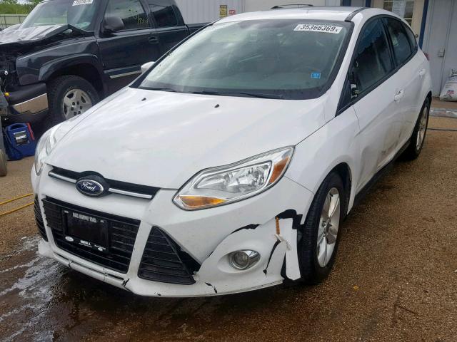 1FAHP3K24CL382301 - 2012 FORD FOCUS SE WHITE photo 2