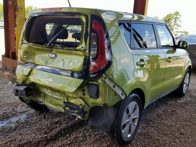 KNDJN2A25G7828161 - 2016 KIA SOUL GREEN photo 4