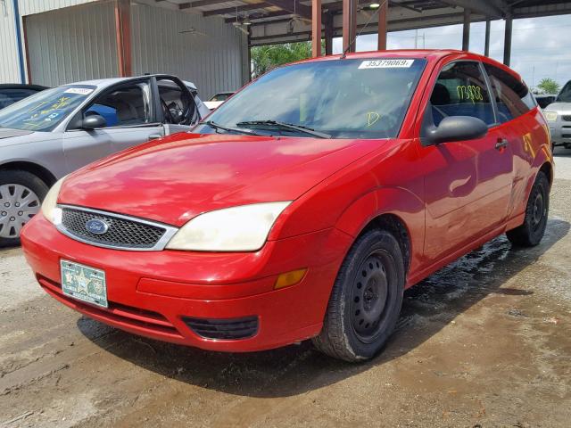 3FAFP31N95R132771 - 2005 FORD FOCUS ZX3 RED photo 2