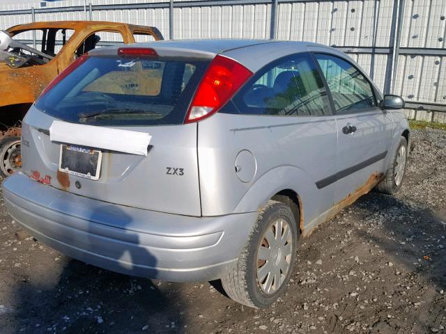 3FAFP31Z94R104504 - 2004 FORD FOCUS ZX3 SILVER photo 4