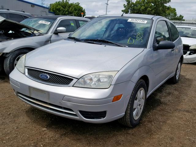 1FAHP31N77W207962 - 2007 FORD FOCUS ZX3 SILVER photo 2