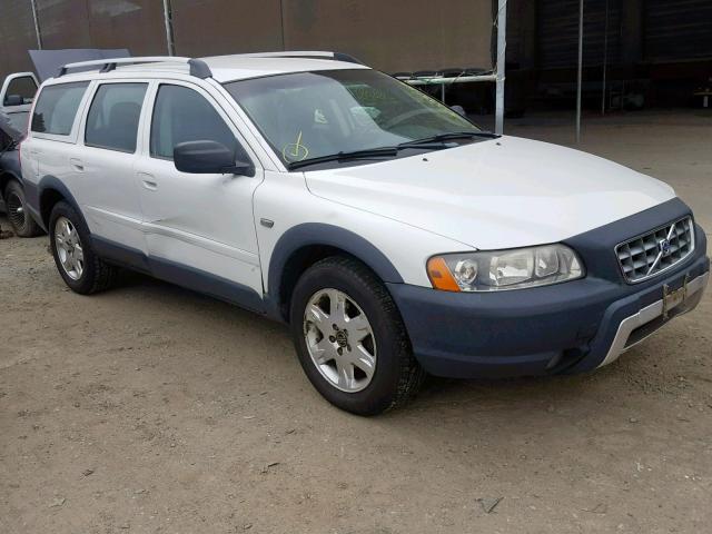 YV1SZ592051201067 - 2005 VOLVO XC70 WHITE photo 1