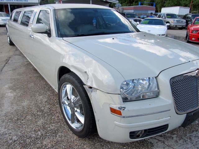 2C3JA53G15H636232 - 2005 CHRYSLER 300 TOURIN CREAM photo 1