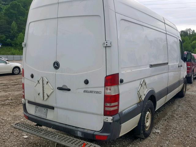 WD3PE8CB4B5609846 - 2011 MERCEDES-BENZ SPRINTER 2 WHITE photo 4