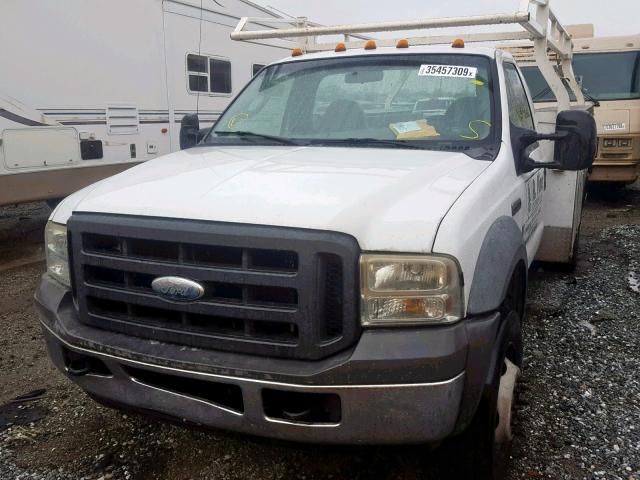 1FDAF56PX5EC58004 - 2005 FORD F550 SUPER WHITE photo 2