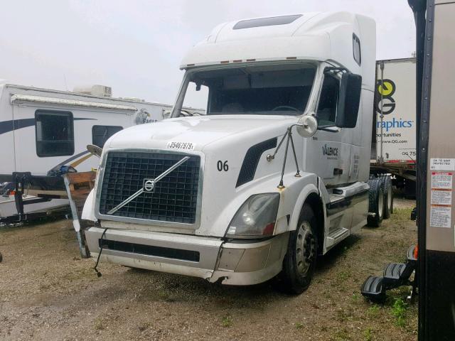 4V4NC9GH26N401112 - 2006 VOLVO VN VNL WHITE photo 2