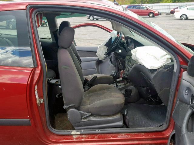 3FAHP31313R104001 - 2003 FORD FOCUS ZX3 RED photo 5