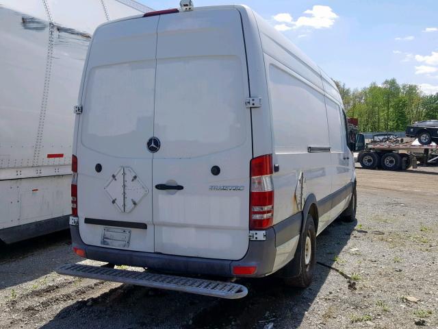 WD3PE8CB0B5587022 - 2011 MERCEDES-BENZ SPRINTER 2 WHITE photo 4