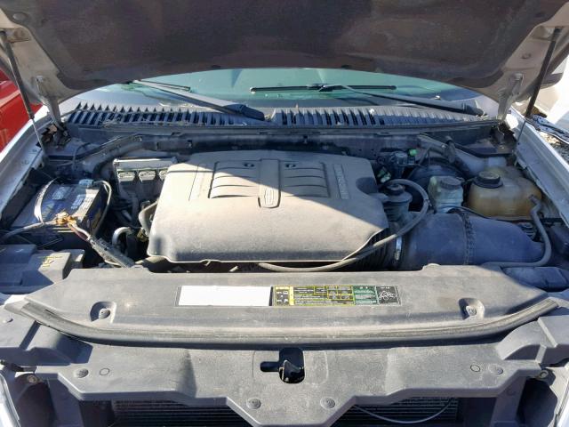 5LMFU28R34LJ16352 - 2004 LINCOLN NAVIGATOR 银色 照片 7