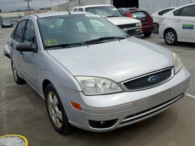 1FAHP34N06W106093 - 2006 FORD FOCUS ZX4 SILVER photo 1