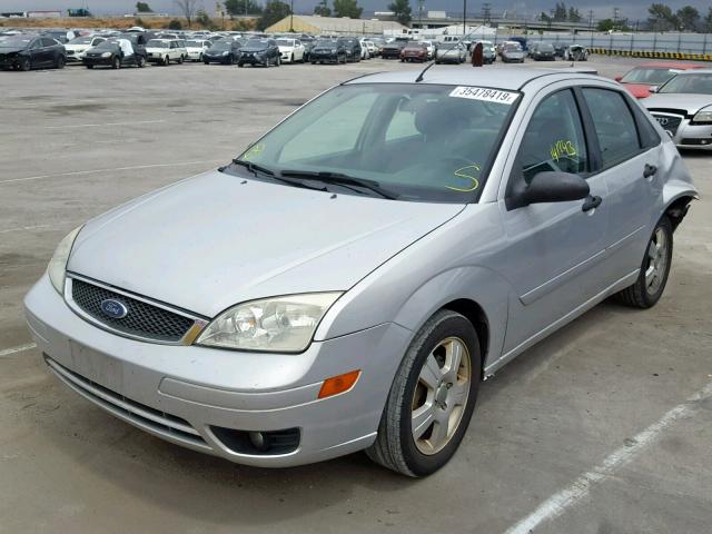 1FAHP34N06W106093 - 2006 FORD FOCUS ZX4 SILVER photo 2