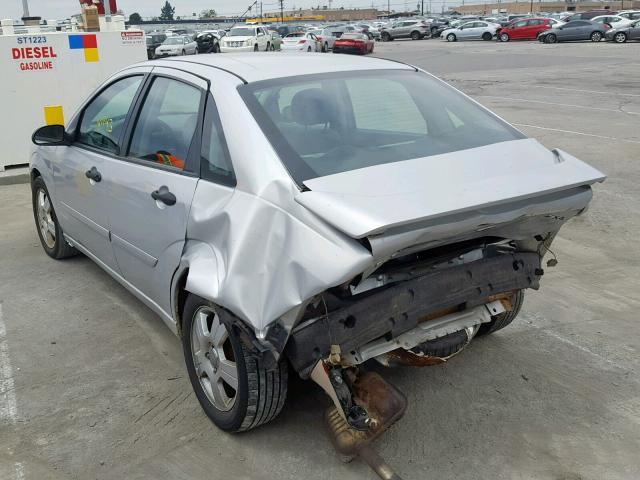 1FAHP34N06W106093 - 2006 FORD FOCUS ZX4 SILVER photo 3