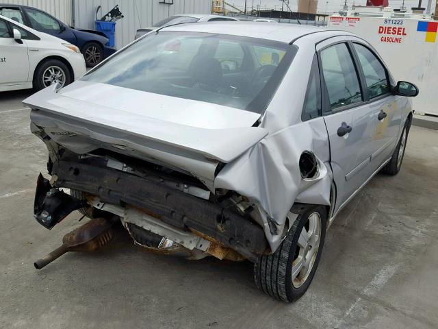 1FAHP34N06W106093 - 2006 FORD FOCUS ZX4 SILVER photo 4