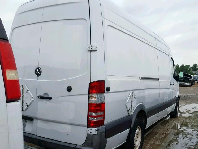 WD3PE8CB0B5608869 - 2011 MERCEDES-BENZ SPRINTER 2 WHITE photo 4