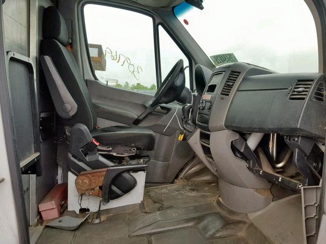 WD3PE8CB0B5608869 - 2011 MERCEDES-BENZ SPRINTER 2 WHITE photo 5