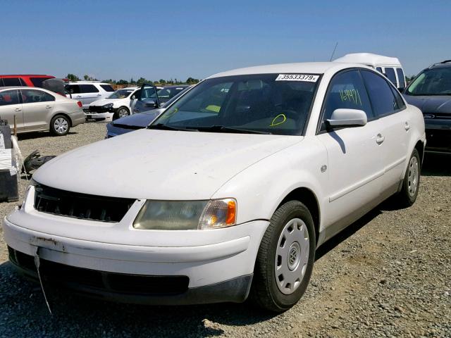 WVWMD23B9YE182908 - 2000 VOLKSWAGEN PASSAT GLS WHITE photo 2