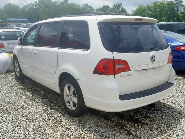 2V4RW3DG4BR766584 - 2011 VOLKSWAGEN ROUTAN SE WHITE photo 3