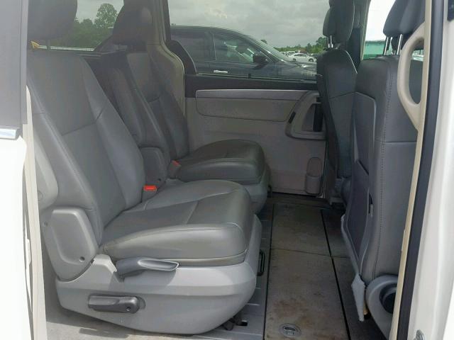 2V4RW3DG4BR766584 - 2011 VOLKSWAGEN ROUTAN SE WHITE photo 6