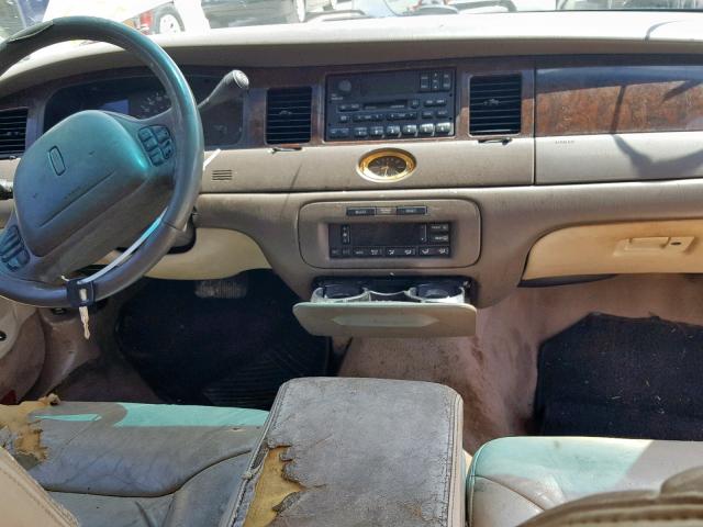 1LNHM83W8XY641409 - 1999 LINCOLN TOWN CAR C TAN photo 9