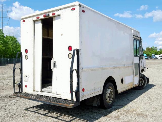 4UZAANCP45CU90998 - 2005 FREIGHTLINER CHASSIS M WHITE photo 4