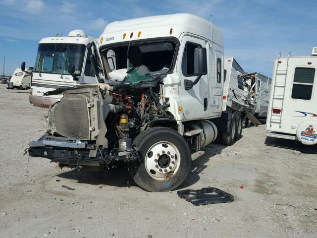 3AKJGLBG1DSFJ2401 - 2013 FREIGHTLINER CASCADIA 1 WHITE photo 2