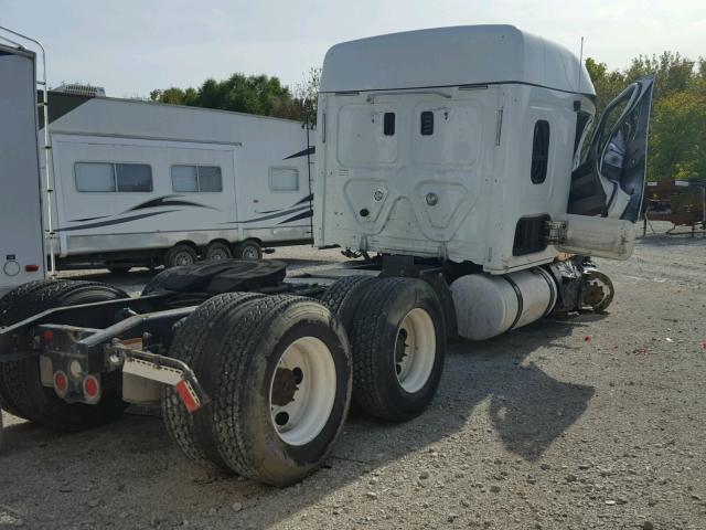 3AKJGLBG1DSFJ2401 - 2013 FREIGHTLINER CASCADIA 1 WHITE photo 4