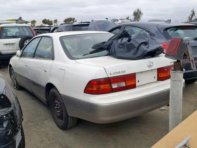 JT8BF28G9W0132248 - 1998 LEXUS ES 300 WHITE photo 3