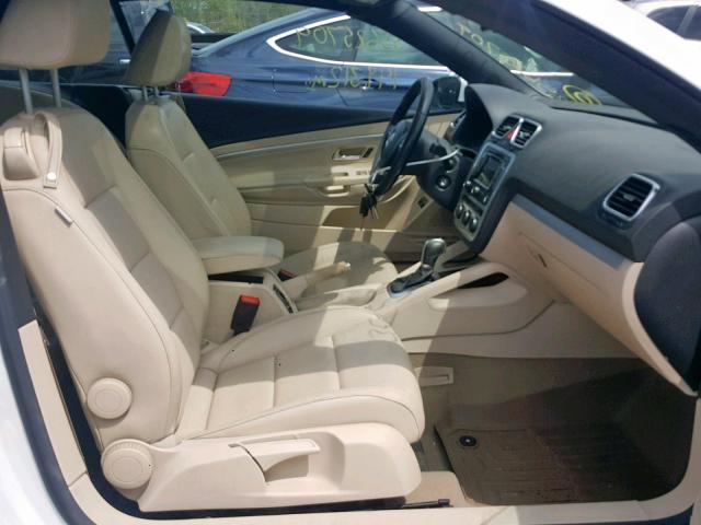 WVWBW8AH4FV003067 - 2015 VOLKSWAGEN EOS KOMFOR WHITE photo 5