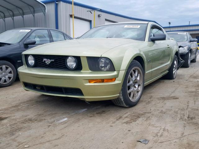 1ZVHT82H065184165 - 2006 FORD MUSTANG GT GREEN photo 2