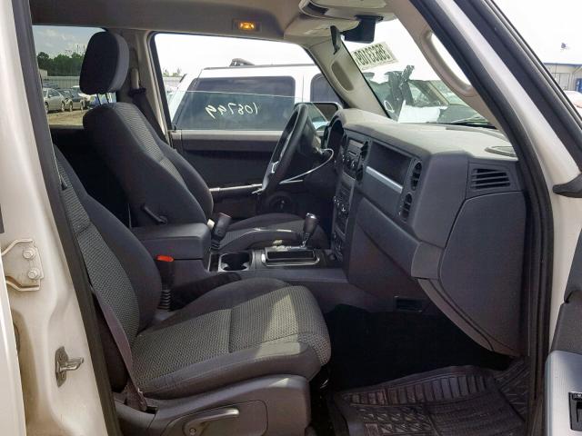 1J8HH48K28C239982 - 2008 JEEP COMMANDER WHITE photo 5