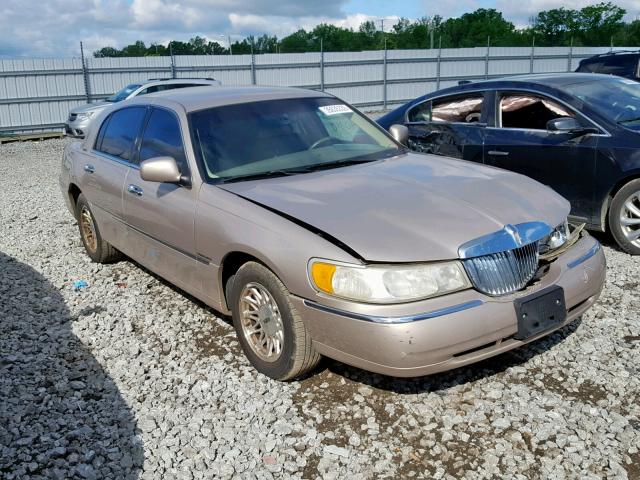1LNFM82W0WY668661 - 1998 LINCOLN TOWN CAR S GOLD photo 1