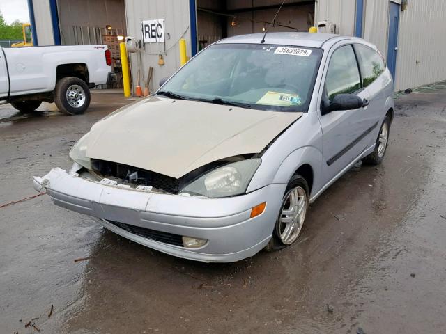 3FAFP31334R114019 - 2004 FORD FOCUS ZX3 SILVER photo 2