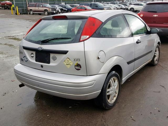 3FAFP31334R114019 - 2004 FORD FOCUS ZX3 SILVER photo 4