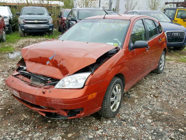 3FAFP37N85R113829 - 2005 FORD FOCUS ZX5 ORANGE photo 2