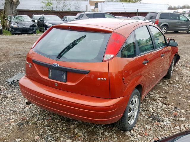 3FAFP37N85R113829 - 2005 FORD FOCUS ZX5 ORANGE photo 4