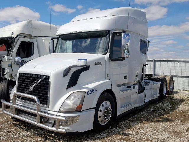 4V4NC9EH6GN958769 - 2016 VOLVO VN VNL WHITE photo 2