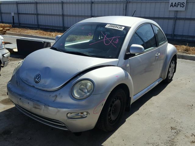 3VWBA21C8YM402932 - 2000 VOLKSWAGEN NEW BEETLE SILVER photo 2