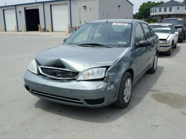 1FAFP34N86W161690 - 2006 FORD FOCUS ZX4 GRAY photo 2