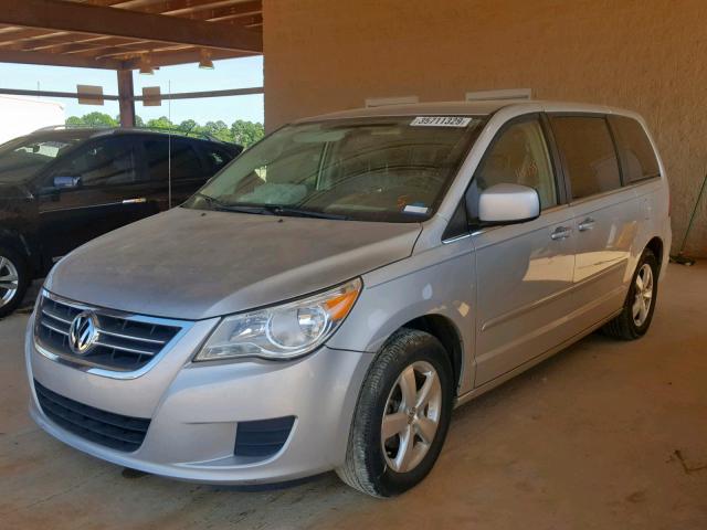 2V8HW34119R508233 - 2009 VOLKSWAGEN ROUTAN SE SILVER photo 2