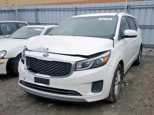 KNDMB5C19H6252240 - 2017 KIA SEDONA LX WHITE photo 2