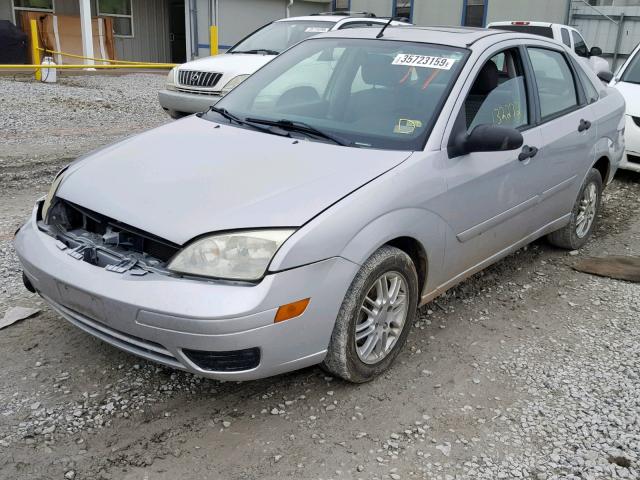 1FAFP34N57W266754 - 2007 FORD FOCUS ZX4 SILVER photo 2