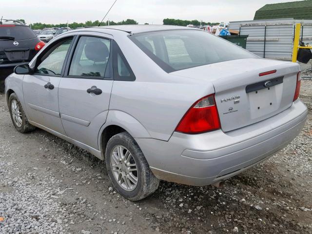 1FAFP34N57W266754 - 2007 FORD FOCUS ZX4 SILVER photo 3